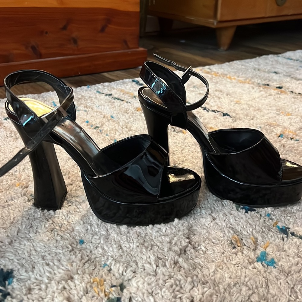 Shoes - Picture 5 of 9